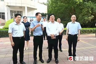 小心被biu！小伙假装中东人到篮球场丢下黑包 打球的全跑了？